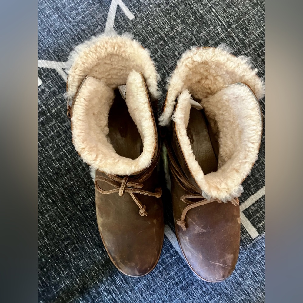 UGG LUISA Brown nubuck Womens boot. Sherpa lined size 8.5.